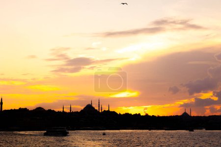 Silhoouette von Istanbul bei Sonnenuntergang. Ramadan oder islamisches Konzeptfoto. Besuchen Sie Istanbul Hintergrundbild.