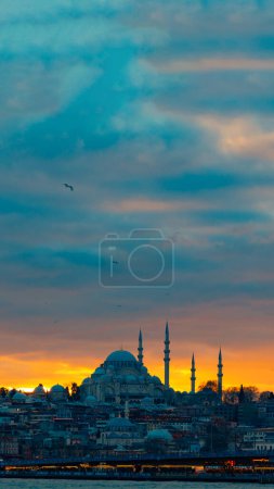 Süleymaniye-Moschee mit dramatischen Wolken bei Sonnenuntergang. Ramadan oder islamisches Hintergrundbild.