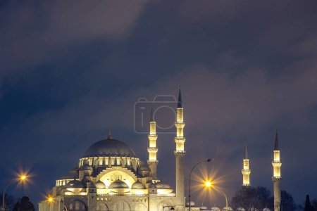 Vista de la mezquita Suleymaniye por la noche. Foto Ramadán o concepto islámico. Visita Estambul foto de fondo.