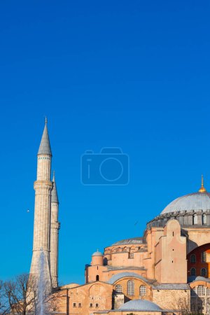 Santa Sofía también conocida como Ayasofya Camii aislada sobre fondo azul del cielo. Ramadán o concepto islámico foto.