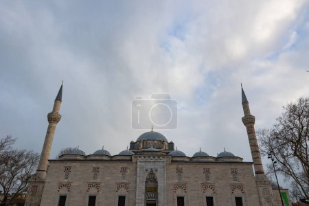 Vista de la mezquita Bayezid o Beyazit con cielo nublado. Ramadán o concepto islámico foto.