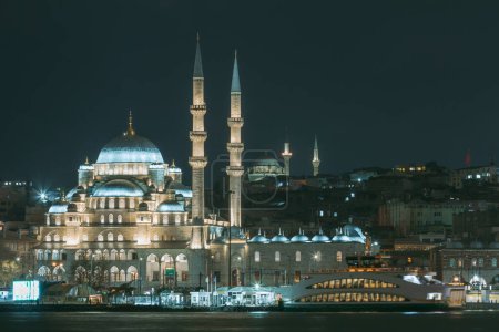 Istanbul Foto. Eminonu New Moschee oder Yeni Cami bei Nacht. Ramadan oder islamisches Hintergrundbild.