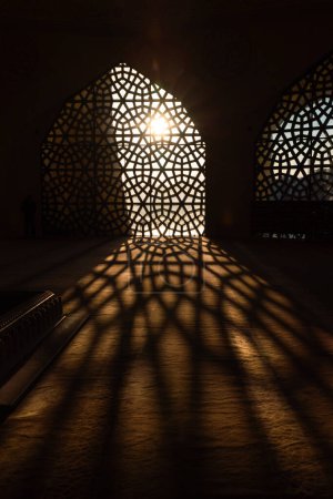 Foto de fondo islámico. Patrón islámico en la ventana de una mezquita. Concepto de Ramadán o laylat al-qadr.