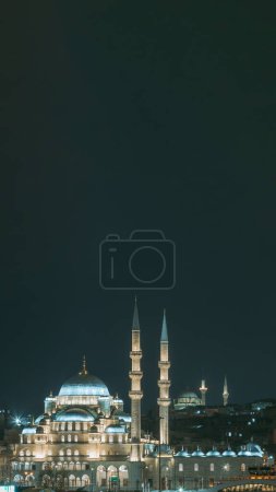 Ramadan oder islamischer Hintergrund vertikales Foto. Neue Eminonu-Moschee in der Nacht.