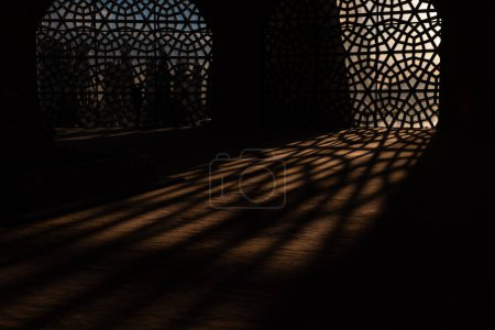 Imagen de fondo del concepto islámico o ramadán. Sombras patrón islámico en el suelo.