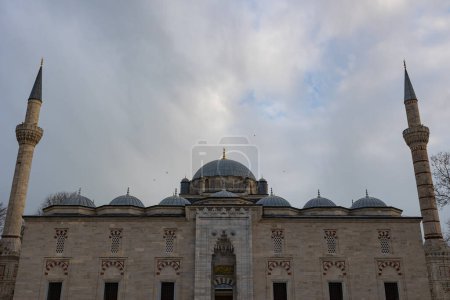 Blick auf die Bayezid oder Beyazit Moschee bei bewölktem Himmel. Ramadan oder islamisches Konzeptfoto. Friede sei mit euch. Geben Sie das Paradies für das ein, was Sie früher Text auf Bild gemacht haben.
