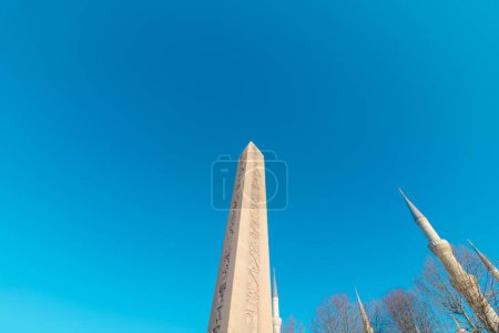 Obelisk des Theodosius und Minarette der Sultanahmet-Moschee. Reise nach Istanbul Konzeptfoto.