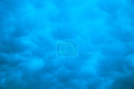 Foto de Nubes de mamífero tonificadas azules en vista de marco completo. Cloudscape foto de fondo. - Imagen libre de derechos