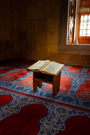 Foto de fondo vertical Ramadán o islámica. Sagrado Corán en el stand del libro en una mezquita.
