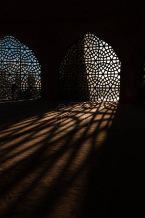 Foto de fondo vertical islámica. Sombras del patrón islámico desde la ventana. Concepto de Ramadán o islámico o laico al-qadr o kadir gecesi.