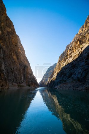 Euprates-Fluss und Klippen des Dark Canyon alias Karanlik Kanyon im Bezirk Kemaliye im Erzican Turkiye.