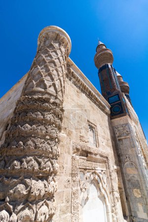 Téléchargez les photos : Détails architecturaux de Gok Medrese à Sivas Turkiye. Seljuk architecture photo de fond. - en image libre de droit