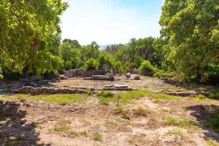 Ruinen der antiken Stadt Troja mit Bäumen. Besuchen Sie die Türkei Konzeptfoto. Antike Städte der Türkei Hintergrundbild.