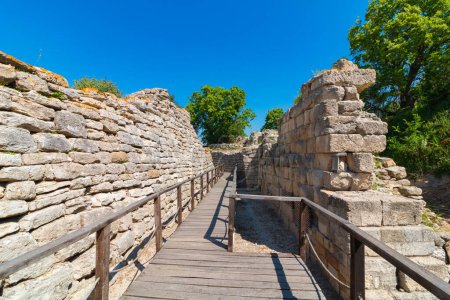 Ruinen der antiken Stadt Troja und Holzsteg. Besuchen Sie Turkiye Konzept Hintergrundbild.