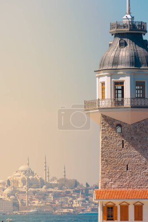 Kiz Kulesi alias Mädchenturm und die Süleymaniye-Moschee im Hintergrund. Besuchen Sie Istanbul Konzept vertikales Foto.