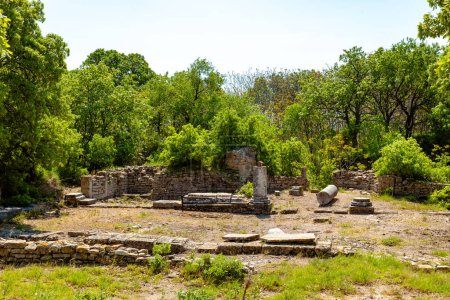 Ruinen der antiken Stadt Troja und Bäume im Frühling. Besuchen Sie Turkiye Hintergrundbild.