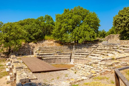 Ruinen des Odeons in der antiken Stadt Troja in Canakkale Turkiye. Römerzeit der Stadt Troja.