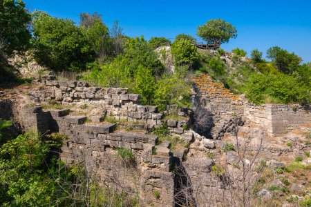 Troja antike Ruinen der Stadt im Frühling. Besuchen Sie die Türkei Konzeptfoto. Antike Städte Anatoliens Hintergrundbild.