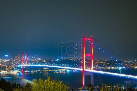 Foto de Vista de Estambul por la noche. Puente del Bósforo o puente de los mártires del 15 de julio. Economía de Turquía Concepto de fondo. - Imagen libre de derechos