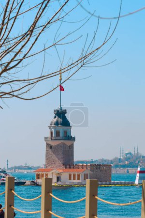 Kiz Kulesi o Torre de la Doncella en Estambul. Visita Estambul concepto fondo vertical foto.
