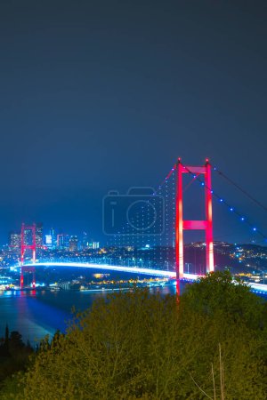 Foto de Foto vertical de Estambul. Puente del Bósforo o 15 de julio Vista del Puente de los Mártires por la noche. - Imagen libre de derechos