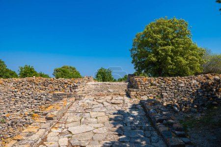 Troie ruines de la ville antique. Route en pierre de l'acropole de Troie. Visiter la Turquie photo de fond.