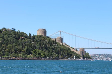 Rumeli Hisari o fortaleza Rumeli con el puente Fatih Sultan Mehmet. Visita Estambul foto de fondo.