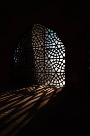 Concepto islámico foto vertical. Patrones islámicos en la ventana y sombras en el suelo.