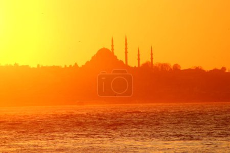 Istanbul photo de fond. Silhouette de la mosquée Suleymaniye au coucher du soleil. Ramadan ou concept islamique.