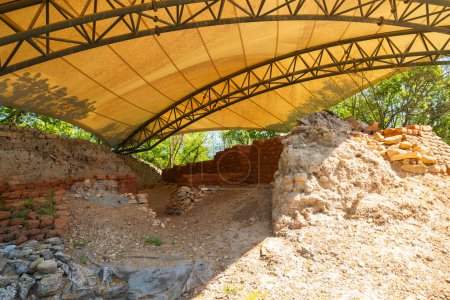 Troya ruinas antiguas de la ciudad. Muro de ladrillo de lodo reconstruido de Troya. Visita el concepto de Turquía.