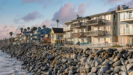 Foto de Panorama Nubes hinchadas al atardecer Edificios residenciales en la zona costera de Oceanside, California. Edificios de varios pisos con diseños modernos y tradicionales con vistas al mar a la izquierda. - Imagen libre de derechos