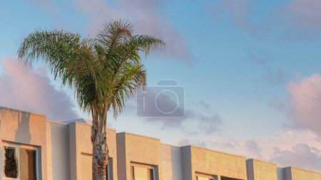 Foto de Panorama Nubes hinchadas al atardecer Moderno edificio del complejo de alquiler en Oceanside, California. Edificio exterior con barandillas en los balcones y ventanas de cristal reflectante. - Imagen libre de derechos