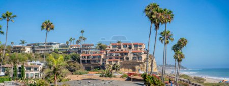 Foto de Casas de playa en la zona costera de San Clemente, California. Edificio residencial en la cima de una montaña rocosa con vistas al ferrocarril y a la playa. - Imagen libre de derechos