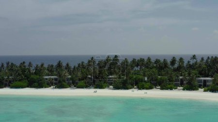 Foto de Disparando desde un dron sobre el mar en las islas Maldivas. Hermosas olas marinas, playas, arena, increíble mar y vegetación en las islas. - Imagen libre de derechos