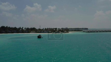Foto de Disparando desde un dron sobre el mar en las islas Maldivas. Hermosas olas marinas, playas, arena, increíble mar y vegetación en las islas. - Imagen libre de derechos