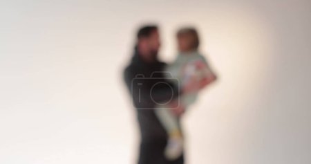 Foto de Retrato de un padre guapo feliz con su hijo en sus brazos. Feliz cuento de hadas. El amor de padre e hijo. - Imagen libre de derechos