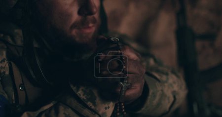 Foto de Primer plano de un soldado con un rosario. Un soldado en la guerra de Rusia contra Ucrania. - Imagen libre de derechos