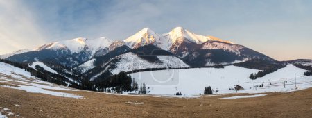 Foto de Vista del paisaje con montañas nevadas y pistas de esquí. Estación de esquí Striednica en el pueblo de Zdiar, Parque Nacional de High Tatras, Eslovaquia, Europa. - Imagen libre de derechos