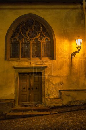 Foto de Detail of St. Catherine's church in Banska Stiavnica at night, Slovakia, Europe. - Imagen libre de derechos