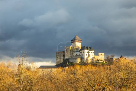 Téléchargez les photos : Le château de Trencin au-dessus de la ville de Trencin dans l'ouest de la Slovaquie, Europe. - en image libre de droit