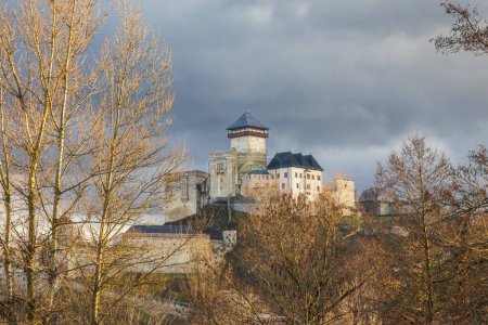 Téléchargez les photos : Le château de Trencin au-dessus de la ville de Trencin dans l'ouest de la Slovaquie, Europe. - en image libre de droit