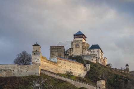 Foto de El Castillo de Trencin sobre la ciudad de Trencin en el oeste de Eslovaquia, Europa. - Imagen libre de derechos
