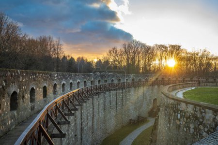 Téléchargez les photos : Fortification du château de Trencin au coucher du soleil, Slovaquie, Europe. - en image libre de droit