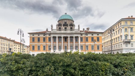 Foto de El Palazzo Carciotti, edificio histórico en Trieste, Italia, Europa. - Imagen libre de derechos