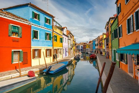Foto de La isla de Burano cerca de Venecia, un canal entre casas coloridas, Italia, Europa. - Imagen libre de derechos