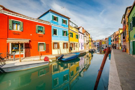 Foto de La isla de Burano cerca de Venecia, un canal entre casas coloridas, Italia, Europa. - Imagen libre de derechos