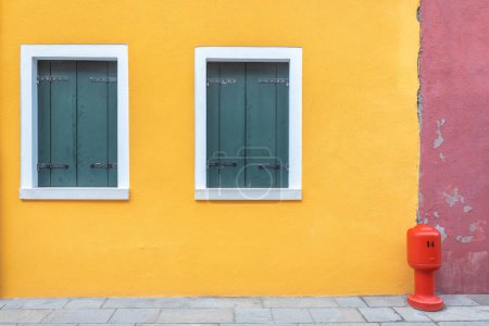 Foto de Casas coloridas en la isla de Burano cerca de Venecia, Italia, Europa. - Imagen libre de derechos