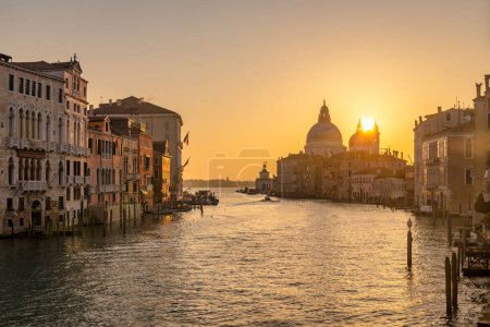 Foto de El Gran Canal de Venecia con la basílica de Santa Maria della Salute a la salida del sol, Italia, Europa. - Imagen libre de derechos