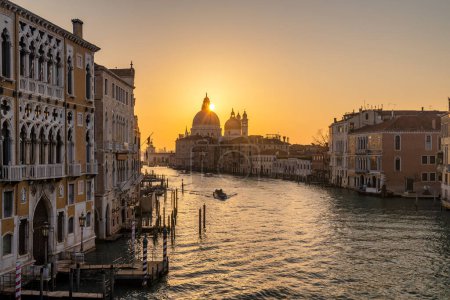 Foto de El Gran Canal de Venecia con la basílica de Santa Maria della Salute a la salida del sol, Italia, Europa. - Imagen libre de derechos