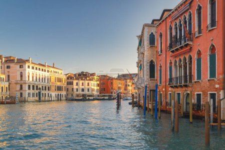 Téléchargez les photos : Le Grand Canal avec des bâtiments historiques à Venise par une belle matinée ensoleillée, Italie, Europe. - en image libre de droit
